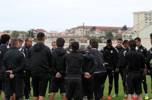 Azarkeşlər “Neftçi” futbolçularını başlarını kəsməklə hədələdi – VİDEO