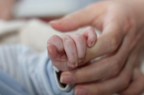 Bakıda klinikada iki yaşlı körpə öldü