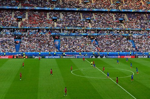 Oyun zamanı futbolçu ayaqyoluna qaçdı