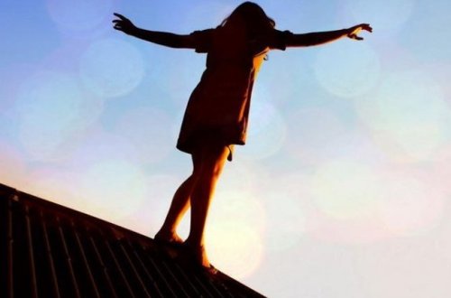 Bakıda 43 yaşlı qadın özünü binadan atdı