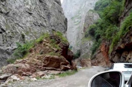 Lerikdə dağ uçqunu: 150-dən artıq avtomobil yolda qaldı