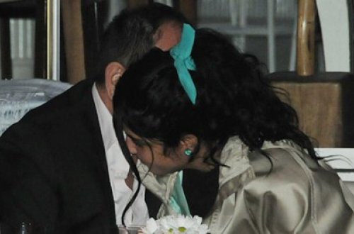 Məşhur iş adamı qızı yaşda xanımla öpüşərkən tutuldu - FOTOLAR