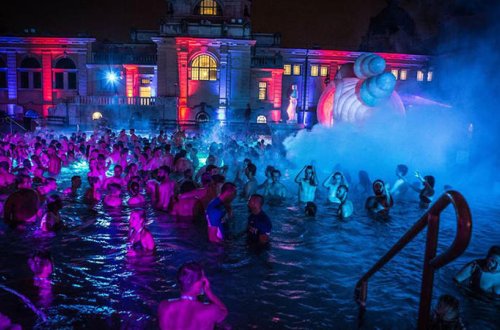 Şəhərin gizli ÜZÜ: Bol içki, çılpaq qızlar, birgə hamam... - VİDEO+FOTO.