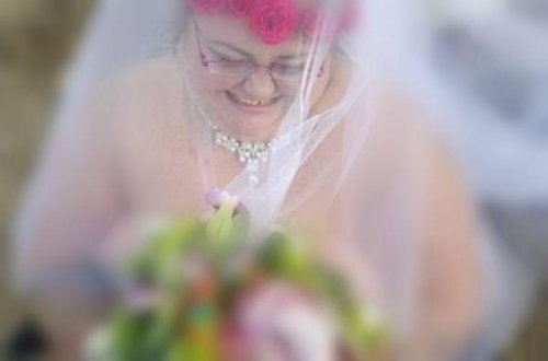 Gəlin paltar tapa bilmədi - Toyuna çılpaq gəlidi - FOTO