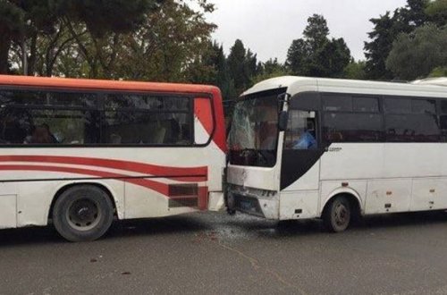 Bakıda iki sərnişin avtobusu toqquşub - Video