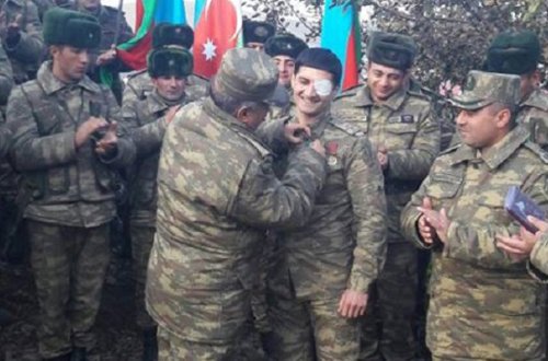 Döyüşdə gözü ilə ayağını itirən kəşfiyyatçı təltif olundu - Fotolar