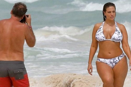 Dünyanın ən məşhur kök modeli yenidən bikinidə — FOTOLAR