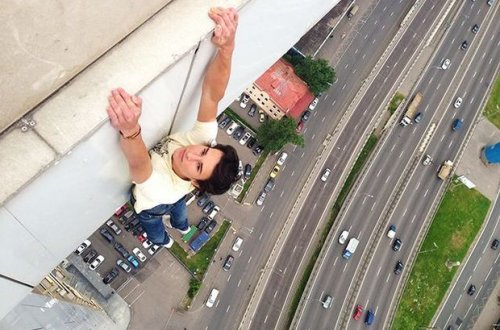 Bakıda gənc hündür binalarda qorxulu hərəkətlər edir – VİDEO