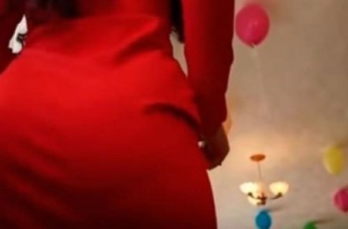 Mini ətəkli bağça tərbiyəçisinin uşaqların qarşısında REKORD QIRAN RƏQSİ - VİDEO