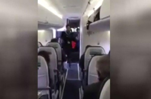 Stüardessadan təyyarədə çılğın rəqs - VİDEO