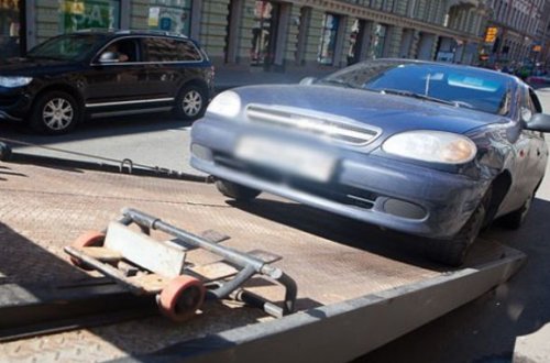 İçərisində xəstə olan avtomobili cərimə meydançasına aparmaq olarmı? — VİDEO