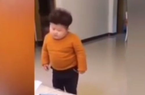 Çinli uşağın rəqsi rekord qırır - Kim Çen İni yamsıladı... - VİDEO