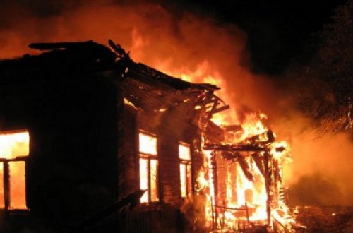 Bakıda 3 otaqlı ev yanıb