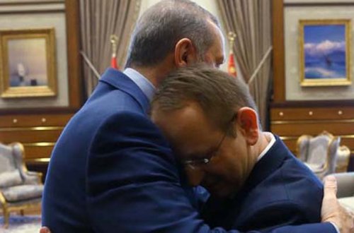 Ərdoğan 15 iyulda tankın altında qalan kişini qucaqladı - Fotolar