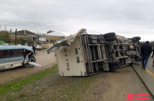 Bakı-Quba yolunda sərnişin avtobusu ilə yük maşını toqquşub - FOTOLAR