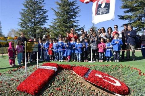 İlham Əliyev Dəmirəlin məzarına çələng göndərib - Fotolar