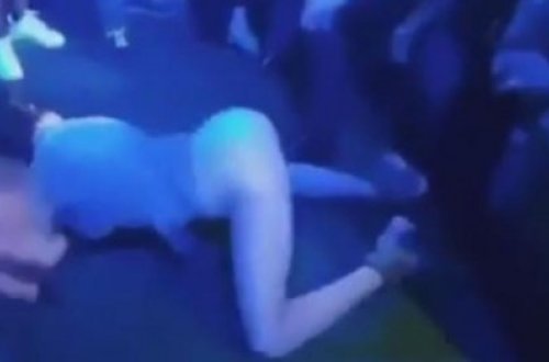 Qız diskotekada soyundu: EHTİRASLI RƏQS - VİDEO