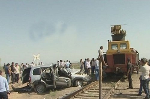 Maşın yük qatarı ilə toqquşdu, sürücü öldü