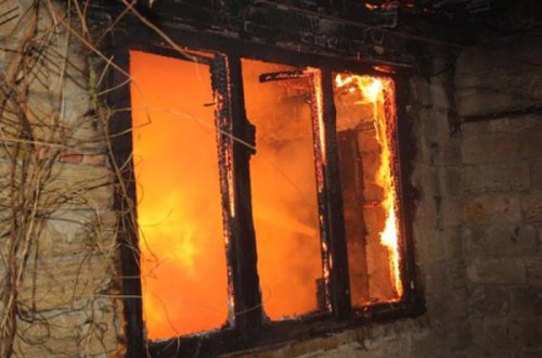 Oğurluq edib, sonra evi yandırdılar