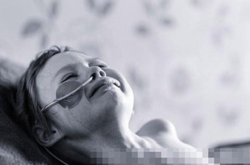 Ata qollarında can verən 4 yaşlı qızının ürək ağrıdan şəklini yaydı - FOTOLAR