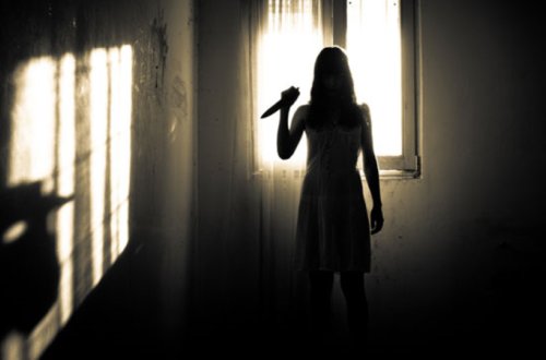 ŞOK! “Vampir” qız ögey atasını öldürdü, anasını...