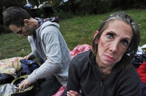 Milyonçu qadın dilənçiyə döndü - FOTOLAR