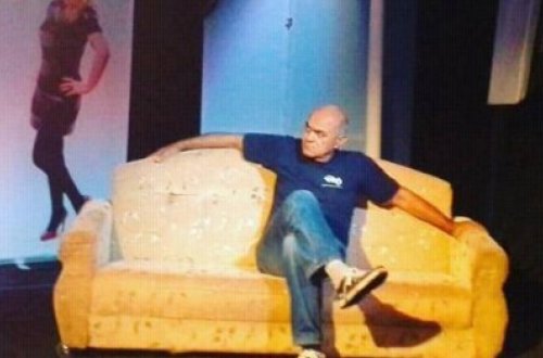 Teatrda kuryoz hadisə: Əməkdar artist tamaşaçıya belə əsəbləşdi - FOTO