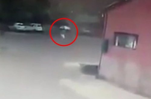 Qadının başına ildırım düşdü - Möcüzə baş verdi... - VİDEO