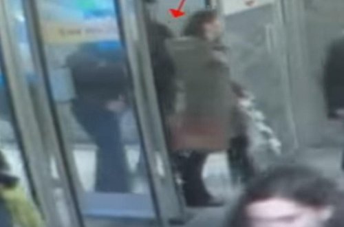 Metroda qadının cibindən telefonu belə çıxartdı - Cibgiri siz də tanıyın - VİDEO