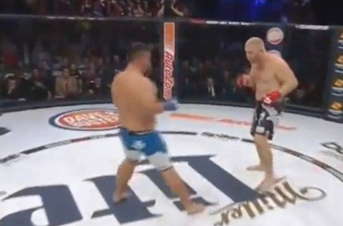 Amerikalı Yaraşıqlı rus idmançısını yerə sərdi - Video