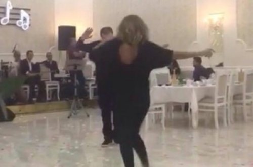 Günellə qardaşından şıdırğı rəqs - Video