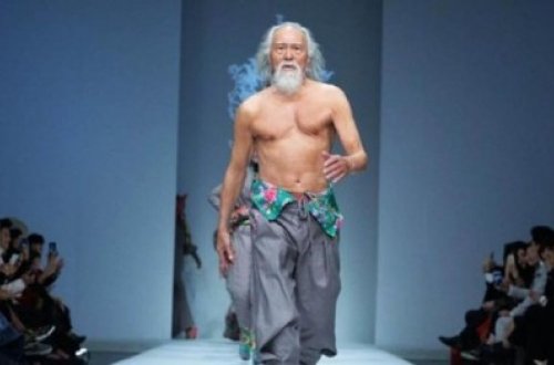 80 yaşlı model həyat dərsi keçir - Fotolar