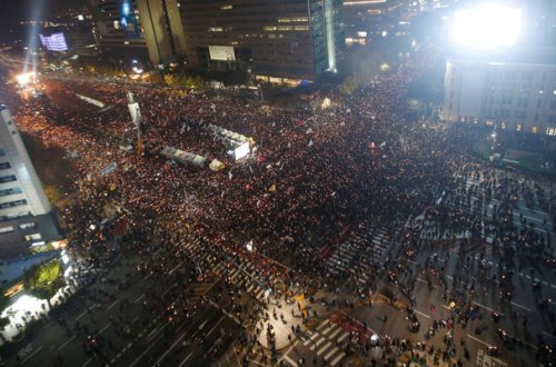 100 minə yaxın etirazçı mərkəzə yığılıb - Prezidenti istefaya çağırır