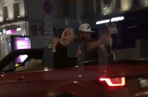 Varlı gənclər paytaxtın mərkəzində avtomobildən pul səpələdi (VİDEO)