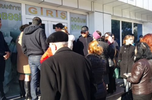 Klinika qarşısında qarşıdurma - Baş redaktor xəsarət aldı (Video)