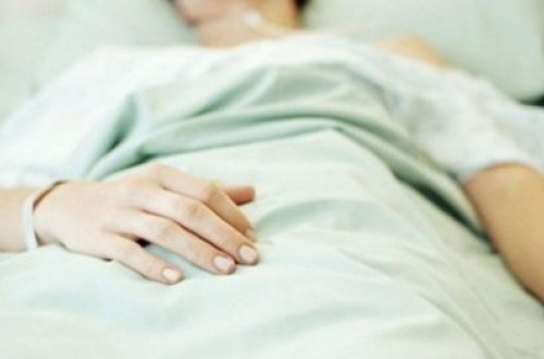 Bakıda binanın 3-cü mərtəbəsindən yıxılan qız sağ qaldı