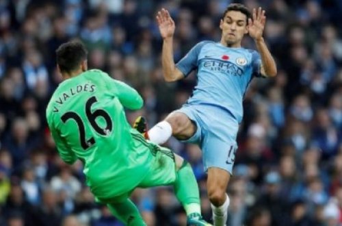 TÜKÜRPƏDƏN ZƏDƏ: Qapıçının ayağı...- VİDEO