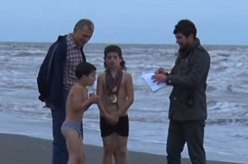 Azərbaycanlı ailə soyuq havada dənizdə çimir – VİDEO