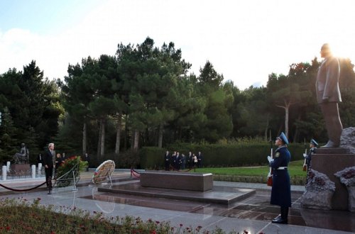 İtaliyalı nazir Heydər Əliyevin məzarını ziyarət edib - FOTOLAR