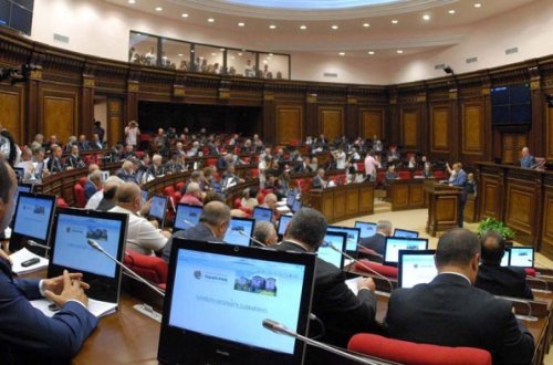 Erməni deputatların maaşı kəsildi - 30 min dollar