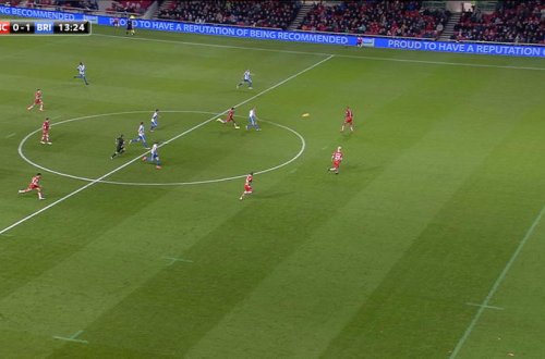 Zərbənin gücündən top qarışıq qapıya girdi - VİDEO