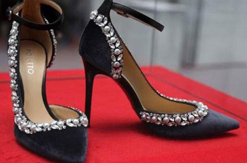 Müğənni 57 minə ayaqqabı aldı - FOTOLAR