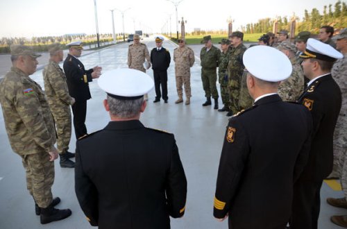 Azərbaycandakı hərbi attaşelər hərbi hissəni ziyarət ediblər – FOTO