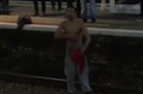 Qatarları saxladı, relslərin arasında rep dedi - VİDEO