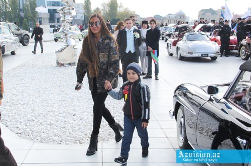 Arzu Əliyeva oğlu ilə maşın paradında - FOTOLAR