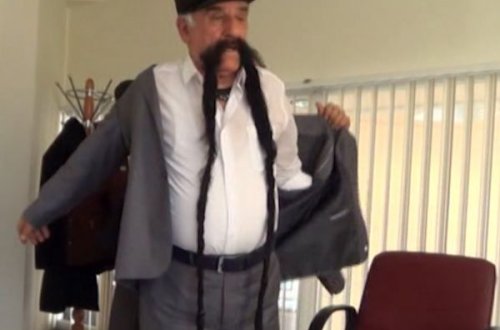 Bığ kəsməklə yox işi - bığı özündən uzun kişi - VİDEO