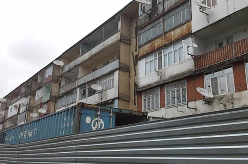 Bakıda fəhlə binadan yıxılaraq öldü