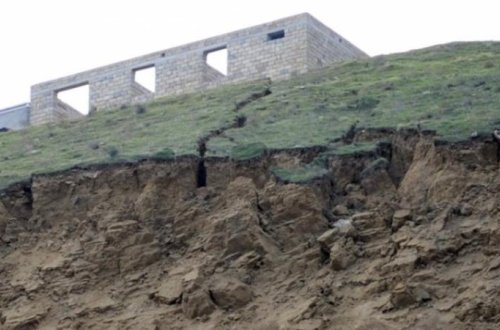 Masallı və Lerikdə sürüşmə: Sakinlər təhlükədə