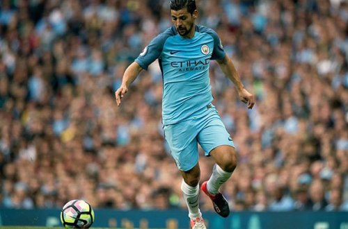 Məşhur futbolçu anasını dilənməyə məcbur edir - FOTO