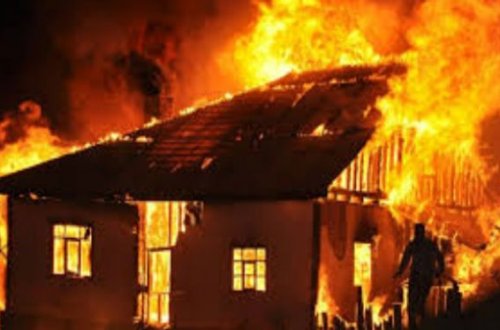 Kürdəmirdə 3 otaqlı ev külə döndü...